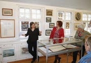 Das Publikum folgte den Ausführungen der Referentin auf die Fragen von Kuratorin Christelle Wick (im roten Blazer) mit grossem Interesse. (Bilder: Peter Küpfer)