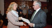 Ortsgemeindepräsident Norbert Hodel übergibt den frisch Eingebürgerten den Bürgerbrief. (Bild: PD)