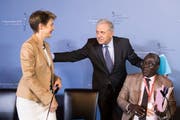 Bundesrätin Simonetta Sommaruga mit dem EU-Kommissar für Migration, Dimitris Avramopoulos (Mitte), und Abdramane Sylla von der Regierung Malis nach der Pressekonferenz zum gestrigen Treffen der Kontaktgruppe zentrales Mittelmeer. (Bild: PETER KLAUNZER (KEYSTONE))
