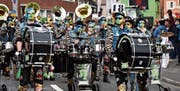 Die zahlreichen Guggenmusiken am Umzug in Gams schätzten den Verzicht auf die Wagen-Aussenbeschallung. (Bild: Elke Schwizer (28. 1. 2018))