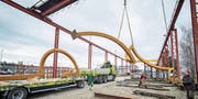 Beim Verladen der zweiten Hälfte der Eisenplastik auf dem Tuchschmid-Areal: Chauffeur Sven Schlegel sowie die Künstler Gabriel Mazenauer und Markus Graf. (Bild: Reto Martin)