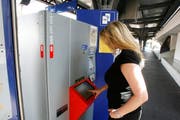 Am Bahnhof in Neukirch-Egnach malträtierten Unbekannte einen solchen SBB-Automaten mit Kaugummi. (Bild: STEFFEN SCHMIDT (KEYSTONE))