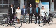 René Kaufmann (Leiter Mobilitätsmanagement), Ruggells Vorsteherin Maria Kaiser-Eberle, Ruedi Burkhalter (Ospelt-Gruppe), Gamprins Vorsteher Donath Oehri, Schaans Vorsteher Daniel Hilti und Maya Mathias (Cipra), von links. (Bild: Tatjana Schnalzger)