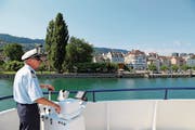 Reno Müller steuert die «St.Gallen» backbords in den Rorschacher Hafen. Dort winken ihm bereits Passagiere entgegen. (Bild: Jolanda Riedener)