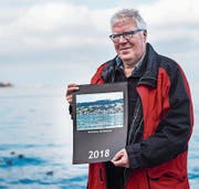 Res Lerch mit dem Rorschacher Jahreskalender 2018. (Bild: Jil Lohse)