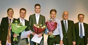 Geschäftsführerin Ann-Veruschka Jurisch, die Preisträger Dominic Tinner, Moritz Stöckel und Ramon Grunder, Wettbewerbsbeauftragter Christoph Tobler und Paul Roth, Generalsekretär DEK. (Bild: Margrith Pfister-Kübler)