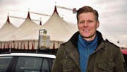 Prediger Gabriel Häsler vor dem grossen Musical-Zelt. (Bild: Mario Testa)