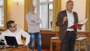 Im Bürgersaal des Bischofszeller Rathauses hören Stadtpräsident Thomas Weingart und Bauverwalter Sacha Derron den Ausführungen von Berater Andreas Niklaus zu. (Bild: Erwin Schönenberger)
