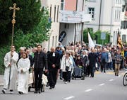 Viele Menschen folgen dem Kreuz. (Bild: Markus Bösch)