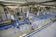 Blick in den Swisswindows-Produktionsstandort Mörschwil. (Bild: Hannes Thalmann/Archiv)