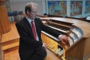 Organist Roman Lopar erklärt den Spieltisch. (Bild: Sara Carracedo)