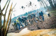 Hände an die Schaufeln: der Spatenstich für das neue Gebäude der Waldpfleger. (Bild: Andrea Stalder)