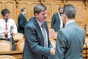 Hansjörg Brunner begrüsst Hugues Hiltpold (FDP, GE). (Bild: ALESSANDRO DELLA VALLE (KEYSTONE))