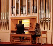 Jens Wiech an der Orgel der Neuapostolischen Kirche. (Bild: Peter Küpfer)