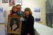 «Die demokratische Mona Lisa»: Tobias Engelsing zwischen Martina Kroth (Naturmuseum, l.) und Barbara Stark. (Bild: Dieter Langhart)