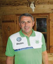 Manager Klaus Allofs sagt, Trainer Dieter Hecking sei für Wolfsburg ein Glücksfall. (Bild: Christian Brägger)