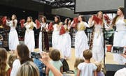 Vielbeachteter Auftritt dieser albanischen Volkstanzgruppe auf der Bühne in der Gass. (Bild: Hansruedi Rohrer)