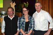 Vizepräsident Matthias Eggenberger, Braunviehkönigin Patrizia Hobi und Präsident Andreas Wittenwiler (von links) ehrten die Züchter von Kühen mit einer Lebensleistung von 100 000 Kilo Milch und mehr. (Bild: Adi Lippuner)