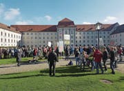 Die rund 200 Teilnehmenden an der Kundgebung der IG Klanghaus Toggenburg vom Samstag auf dem St. Galler Klosterplatz. (Bild: PD)