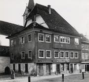 Die «Krone» gehörte einst zu den renommierten Gasthäusern Wils. Das Haus mit dem markanten Dachstuhl wurde 1963 umgebaut. (Bild: Stadtarchiv/Tschopp)