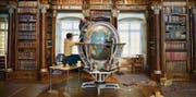 Die von Zürich finanzierte Nachbildung des St. Galler Erd- und Himmelsglobus während der Montage in der Stiftsbibliothek St. Gallen. (Bild: Urs Bucher)