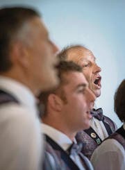 Mitglieder des Männerchors Mühlrüti bei ihrem Auftritt vor Jury und Publikum. (Bilder: Benjamin Manser)