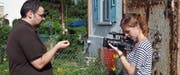 Auch TVO interviewte Yves Senn vor dem Antiktresor an der Toggenburgerstrasse 8 in Rickenbach. Nichtsdestotrotz verlief die Geldsammlung zögerlich. (Bild: Roland P. Poschung)
