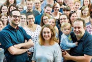 Christian Schärer, Vizepräsident des organisierenden Vereins Symphonische Kulturevents, Präsidentin Michèle Bongetta und Regisseur Florian Rexer – mit Söhnchen Oscar – lachen mit den Darstellern, Sängern und Musikern des Gotthelf-Musicals um die Wette. (Bild: Donato Caspari)