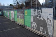 Eingang zum Paul-Grüninger-Stadion des SC Brühl, wo Walter Hungerbühlers Foto die Match-Besucherinnen und -Besucher empfängt. (Bild: pd)