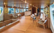 Auf dem Oberdeck des Eventschiffes hat es eine Bar/Lounge mit Aussenbereich. (Bild: Reto Martin)