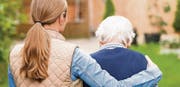 Vielen älteren Menschen fällt es leichter, über die Zeitvorsorge Hilfe in Anspruch zu nehmen, da es keine Gratisarbeit ist, sondern eine moderne Art der Generationensolidarität. (Bild: fotolia/Oskay Bence)