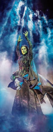 Wird wegen ihrer grünen Hautfarbe und trotz ihres freundlichen Gemüts zur Aussenseiterin: Hexe Elphaba. (Bild: Crocket)