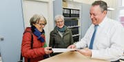 Susi Grob und Elisabeth Krüger übergeben die Sauna-Petition an Thomas Niederberger, den Kreuzlinger Stadtschreiber. (Bild: Donato Caspari)