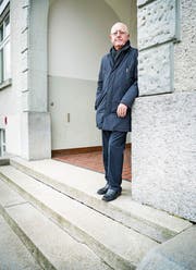 René Künzli vor dem Schulhaus in Islikon. Die Treppe vor dem Haupteingang hat zwar kein Geländer, es gibt aber einen niveaufreien Zugang auf der Seite. (Bild: Andrea Stalder)