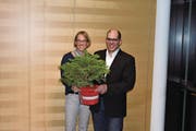 Priska und Stefan Roth erhalten die erste "Waldstätter Tanne" für ihr Engagement. (Bild: Jesko Calderara)