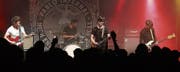 Die Band Pablo Infernal heizt den Besuchern ein. (Bild: Chris Marty/www.tgplus.ch)