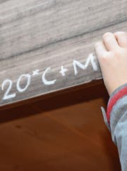 Einer der Könige schreibt Buchstaben, Zahlen und Kreuze an die Türe. (Bild: Lukas Pfiffner)