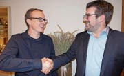 Hanspeter Brauchli gratuliert seinem Nachfolger Patrick Spiri zur Wahl als Präsident der Musikgesellschaft. (Bild: PD)
