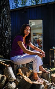 Christina Krüsi im Garten vor ihrem Atelier: Beim Malen verarbeitet sie und tankt Kraft. (Bild: Coralie Wenger)