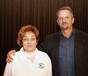 Brigitte Höhener übergibt an Stefan Hafner, der sich in der Eventbranche bestens auskennt. (Bild: Res Lerch)