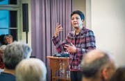 Saïda Keller-Messahli referiert im Vortragssaal der Kantonsbibliothek. (Bild: Andrea Stalder)