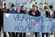 Journalistinnen und Journalisten der SDA demonstrieren vor dem Tamedia-Hauptsitz. (Bild: Walter Bieri/Keystone (Zürich, 31. Januar 2018))