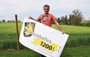 Gemeinderat und OK-Präsident Urs Rohner mit dem Plakat zur 1200-Jahr-Feier. (Bild: Rita Kohn)