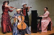 Regula Raas, Suzanne Minder, Anna Katharina Rebmann und Giovanna Fazio musizieren in historischen Kostümen. (Bild: Evi Biedermann)