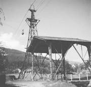 Die Basalt-Materialseilbahn mit Schutzbrücke an der Churerstrasse. (Bilder: Archiv Hansruedi Rohrer)