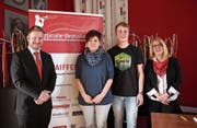 Den Preisträgern Silvia Preisig und Kevin Schrag gratulieren Präsidentin Claudia Frischknecht und Stefan Herzig. (Bild: Karin Steffen)