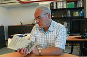 Stephan Tobler blättert im Buch «Um die Luxburg». Ihm liegt das Schloss am Herzen. (Bild: Michèle Vaterlaus)
