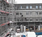 Trotz kalter Temperaturen gehen die Bauarbeiten beim Rosenaupark weiter. Die Fertigstellung ist per Ende Juni geplant. (Bild: Simon Roth)