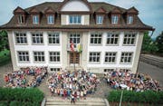 In der Woche vor dem grossen Fest posierten die Schüler für ein Jubiläumsbild. (Bild: PD/Schule Kreuzlingen)