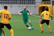 Raphael Rohrer (am Ball) zieht die Fäden beim FC Buchs ab nächster Saison nicht mehr auf dem Spielfeld, sondern von der Seitenlinie aus. (Bild: Robert Kucera)